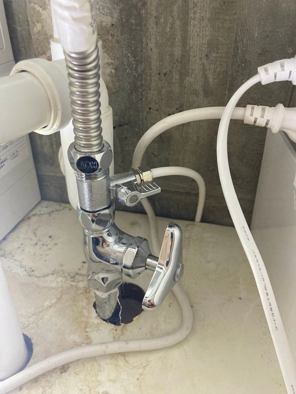 水道直結ウォーターサーバーの分岐水栓による給水管接続部分