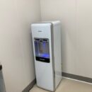 福岡県福津市の学校に設置した水道直結ウォーターサーバー ピュレストスタンドタイプ