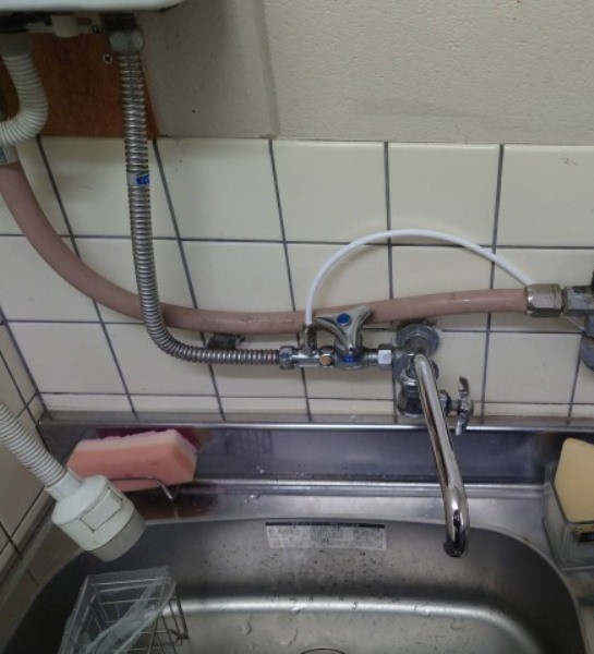 水道直結ウォーターサーバーの分岐水栓による給水管接続部分