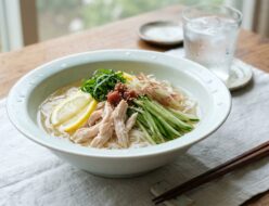 楽水ウォーターサーバーの冷水で作る梅と鶏むね肉の冷やし塩レモンそうめん