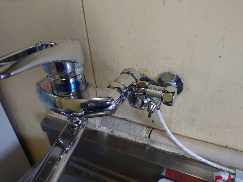 水道直結ウォーターサーバーの分岐水栓接続部分